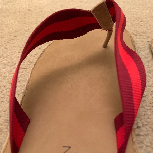 Size 10 flat flip flops - Picture 3 of 4